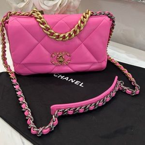 ‼️SOLD‼️.   💯% Authentic Chanel 19 Neon BARBIE Pink💗🌸
